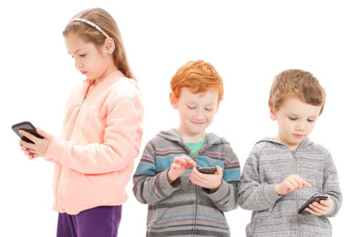 children using smartphones