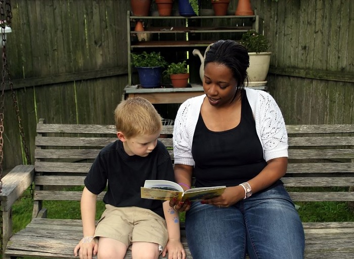 fnd a nanny in brooklyn, nannies, nanny, brooklyn nanny, nanny in brooklyn, nanny reading to child